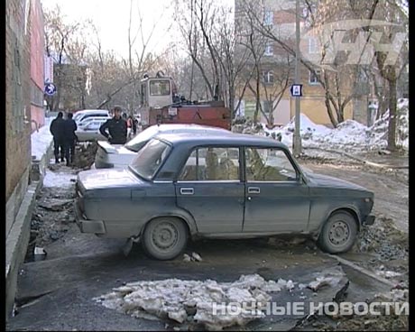 Не опять, а снова. В Екатеринбурге - очередное коммунальное ЧП: холодной водой затопило дорогу и несколько домов